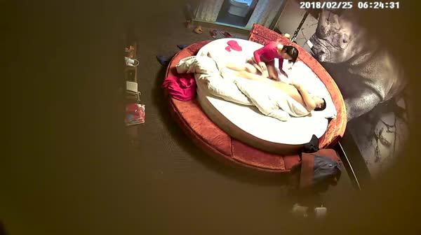 t2959-喷血推荐-圆床房偷拍文艺气质范的大学美女进房间就被猥琐男迫不及待扒光衣服操,第2次还边干边用手机拍摄!.MP4